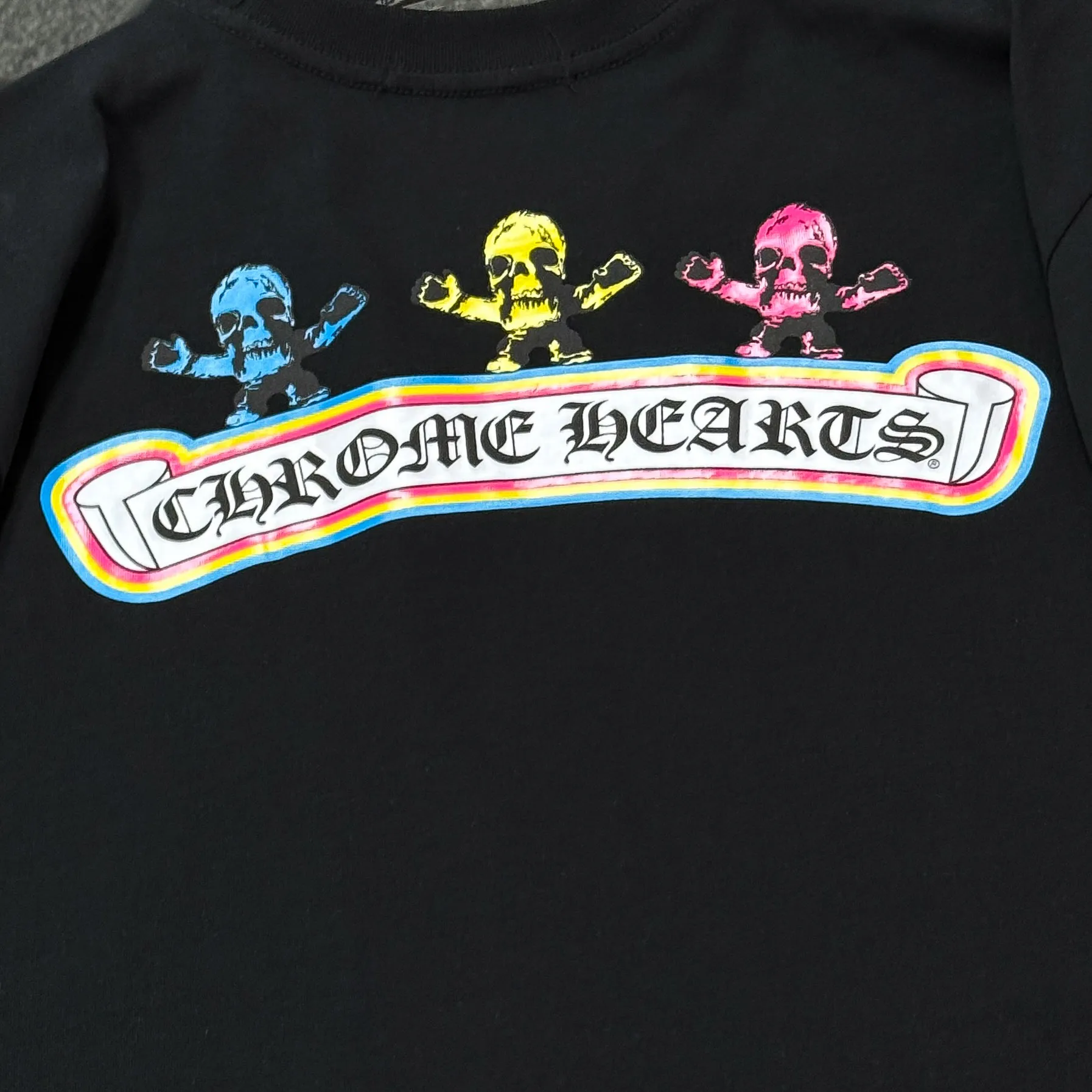 P180 Chrome Hearts Chrome Hearts 25 high-end versions. The fabric is made of 300 grams of high-density pure cotton. It does not deform or shrink. It has three labels. It is the same style for men and women. Technology: suede foaming + digital printing. Color: white, black. SIZE: S-XL.